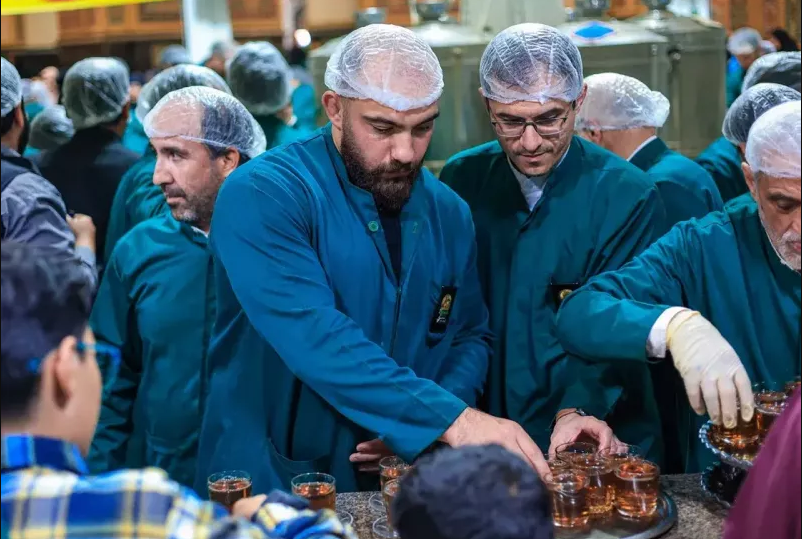ملی‌پوشان کشتی آزاد در حرم امام رضا از زائران پذیرایی کردند