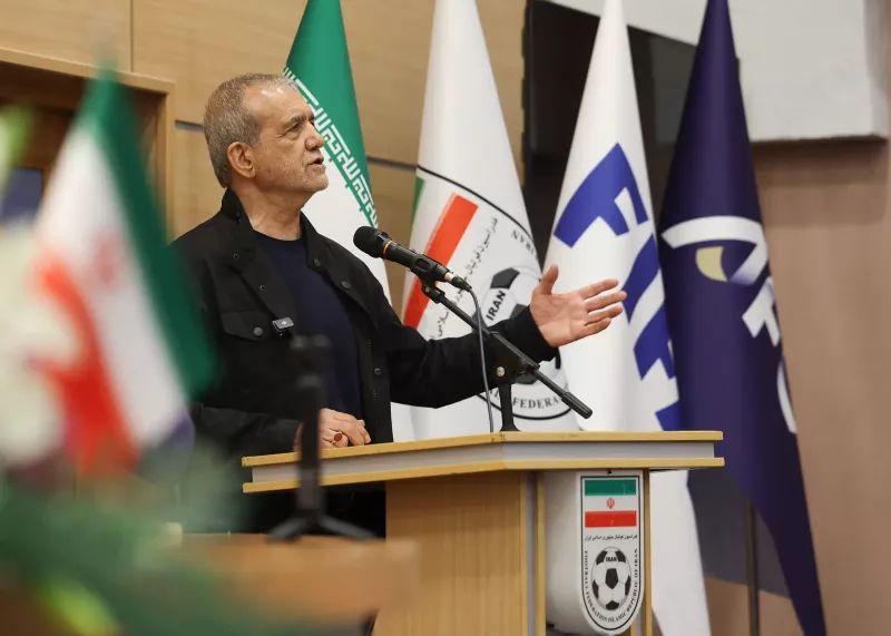پزشکیان در اردوی تیم ملی: برای سربلندی ایران بجنگید