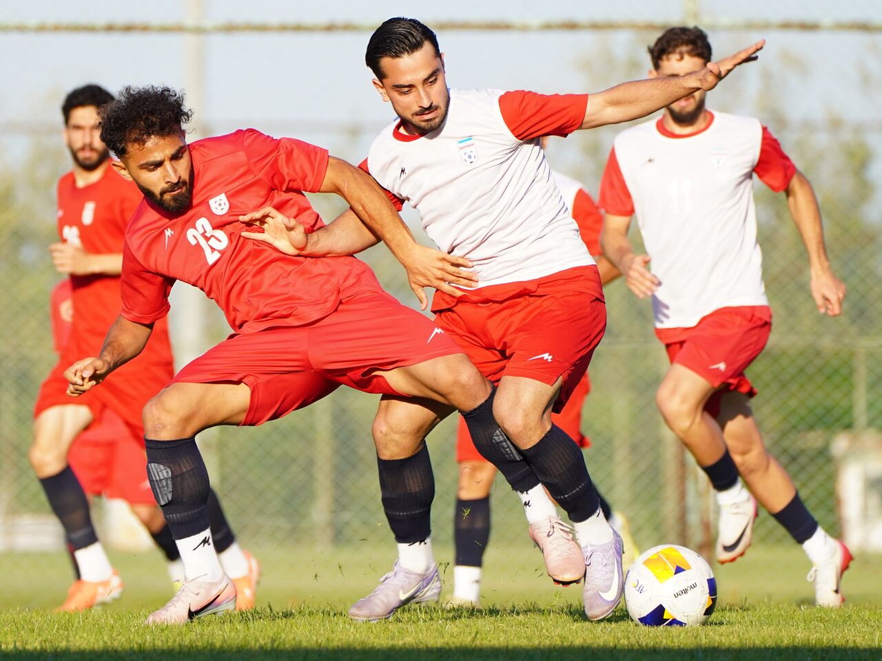 تأکید حسین عبدی بر نظم دفاعی و جای‌گیری بازیکنان در تمرین صبح تیم امید