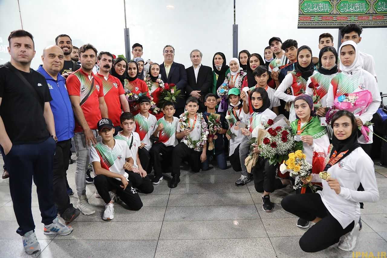 مراسم استقبال از موی تای کاران جوان ایران، بعد از کسب ۱۷ مدال جهانی  مراسم استقبال از مدال آوران جوان و اعضاء کاروان اعزامی موی تای ایران به رقابتهای جهانی مالزی برگزار شد.  موی تای کاران جوان ایران در دو بخش پسران و دختران بعد از کسب ۱۷ مدال در رقابتهای جهانی این رشته ، ساعت ۲ بامداد روز پنجشنبه، سوم شهریور ماه در میان استقبال جمعی از مسئولین و همچنین خانواده ورزشکاران به میهن بازگشتند.  گفتنی است رقابتهای موی تای قهرمانی جوانان جهان با حضور بیش از ۳۰۰ ورزشکار از ۱۰۰ کشور جهان به مدت ۸ روز به میزبانی شهر کوالالامپور مالزی برگزار و در پایان تیم کشورمان موفق به کسب یک مدال طلا، ۶ نقره و ۱۰ برنز شد. همچنین تیم دختران ایران به عنوان بهترین تیم رقابتها شناخته شد.