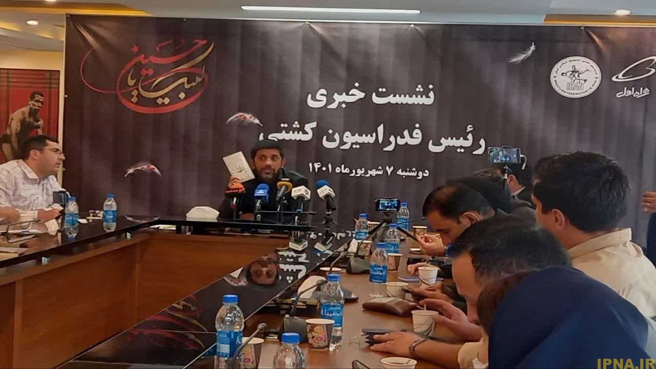 دبیر : وزارت ورزش و جوانان با تفکرات پولادگر به جایی نمی‌رسد / به خاطر خسروی وفا در مجمع کمیته ملی المپیک شرکت کردم