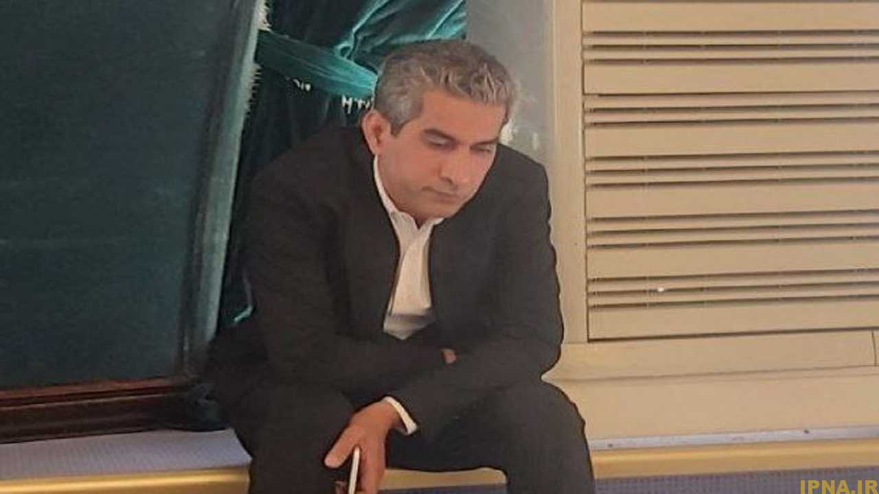 کامرانی فر استعفا داد