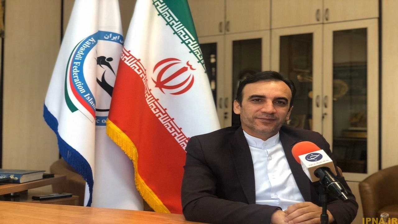عقل حکم می کند از سرمربی هندی بانوان استفاده کنیم/ ما هر چه ضربه می خوریم از خودی ها است
