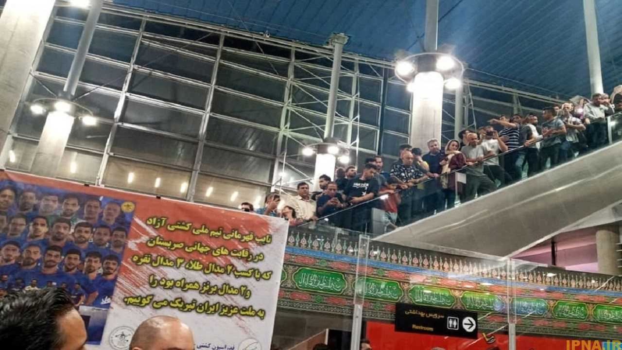 بازگشت تیم ملی کشتی آزاد به ایران/ عصبانیت پدر حسن یزدانی و استقبال پرشور از ملی پوشان
