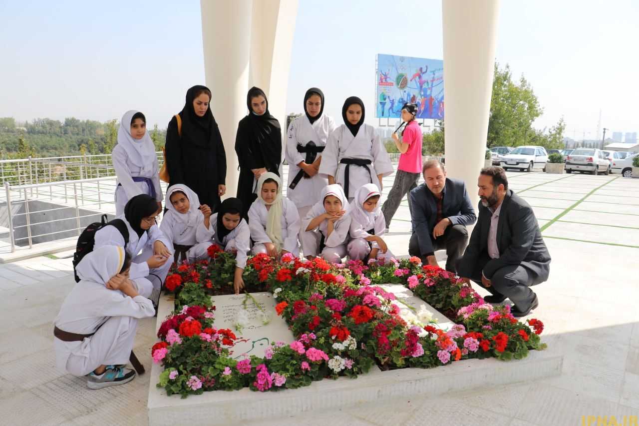 ادای احترام تعدادی از کاراته کاران به شهدا