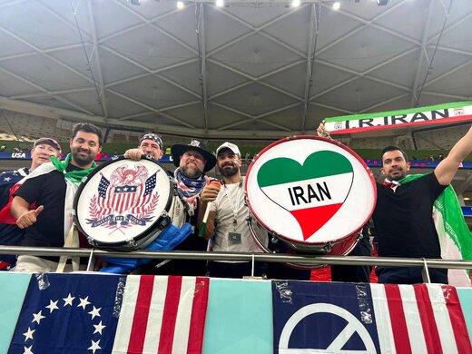 ببینید | کل‌کل جالب هواداران ایران و آمریکا در حاشیه جام جهانی قطر
