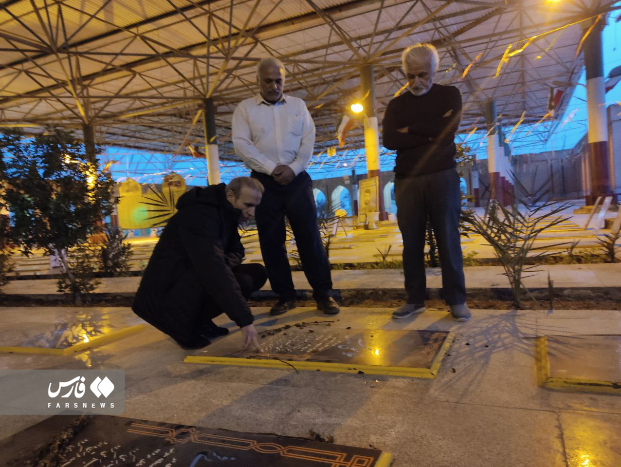 عکس|حضور سرمربی پرسپولیس در گلزار شهدای آبادان