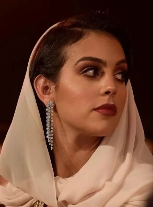 عکس| محدودیت‌های عربستان، جورجینا را محجبه کرد؟