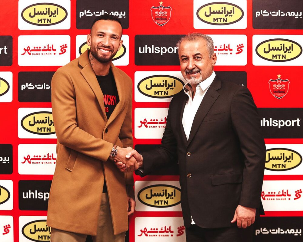عکس| قرارداد مهاجم جدید پرسپولیس امضا شد