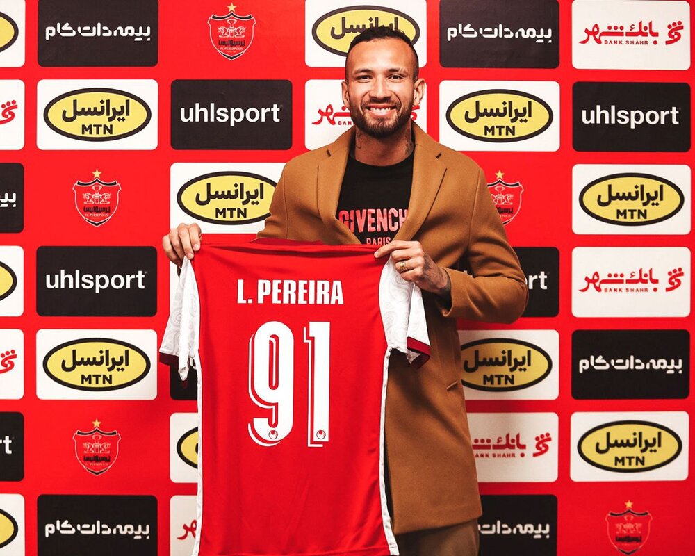 عکس| قرارداد مهاجم جدید پرسپولیس امضا شد