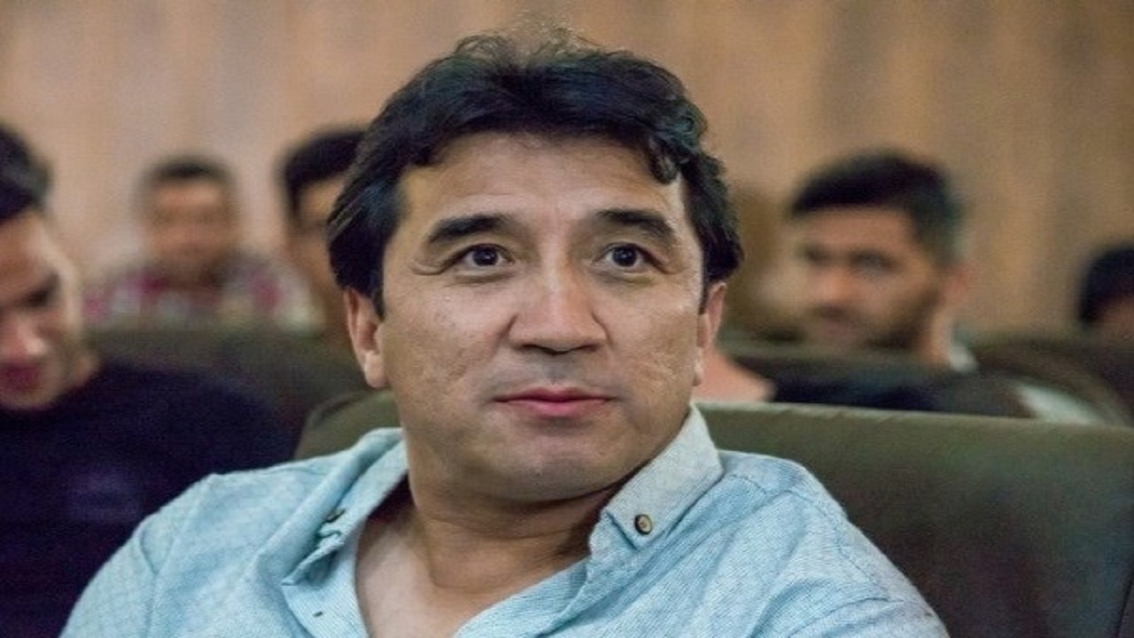 عزیزی: متاسفانه سرمربی تیم ملی را سیاسیون انتخاب می کنند/ مگر می خواهید آپولو هوا کنید!