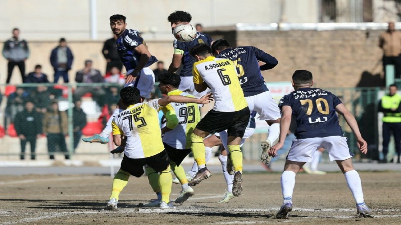 حسینی: این زمین مناسب فوتبال نبود!