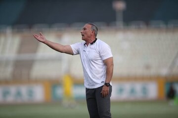 حمله مربی ناکام پرسپولیس به استقلالی‌ها: زمین و زمان را به هم می‌دوزند