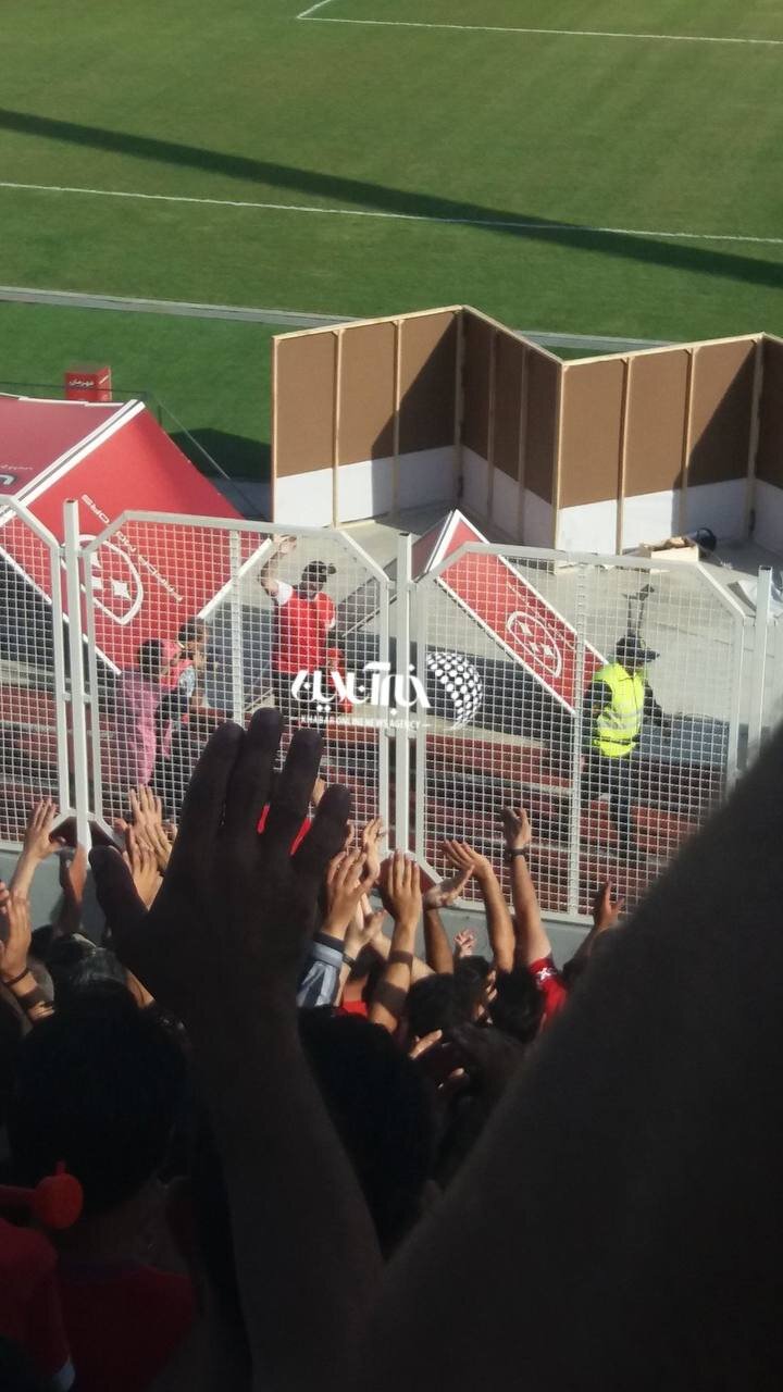 عکس | بازیگر پرسپولیسی با لباس قرمز در ورزشگاه وطنی
