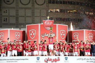 هدیه گل محمدی به بازیکنان پرسپولیس