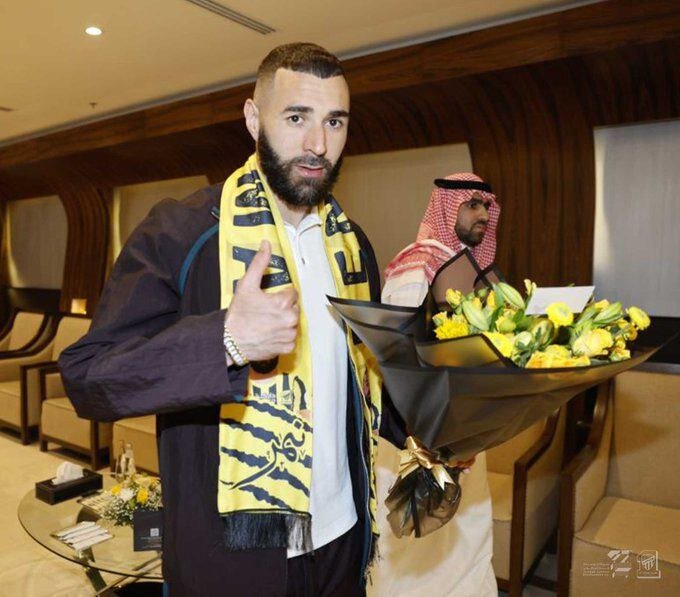 عکس | اولین تصاویر بنزما در عربستان؛ استقبال از کریم با گل زرد