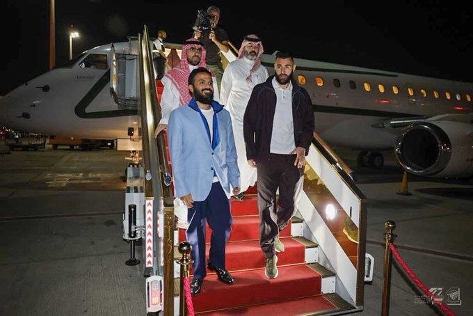 عکس | اولین تصاویر بنزما در عربستان؛ استقبال از کریم با گل زرد