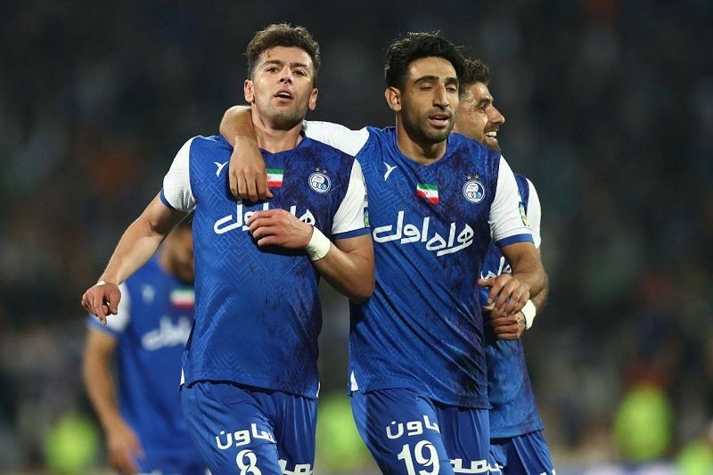 فسخ من قانونی است و بازیکن آزادم