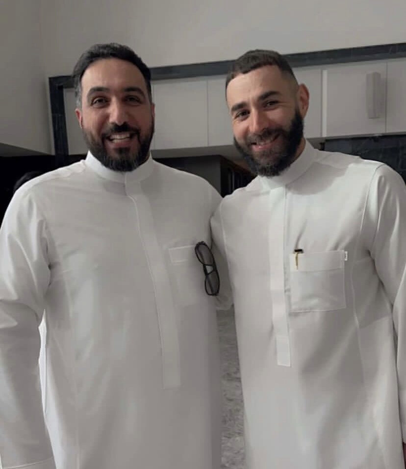 عکس‌| کریم بنزما در لباس عربی سوژه شد!
