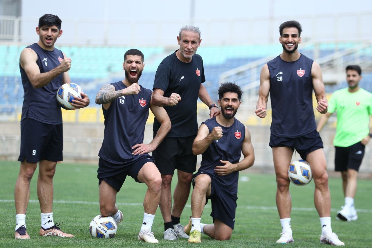 عکس| ژست قهرمانانه بازیکنان پرسپولیس برای رونالدو در غیاب بیرانوند