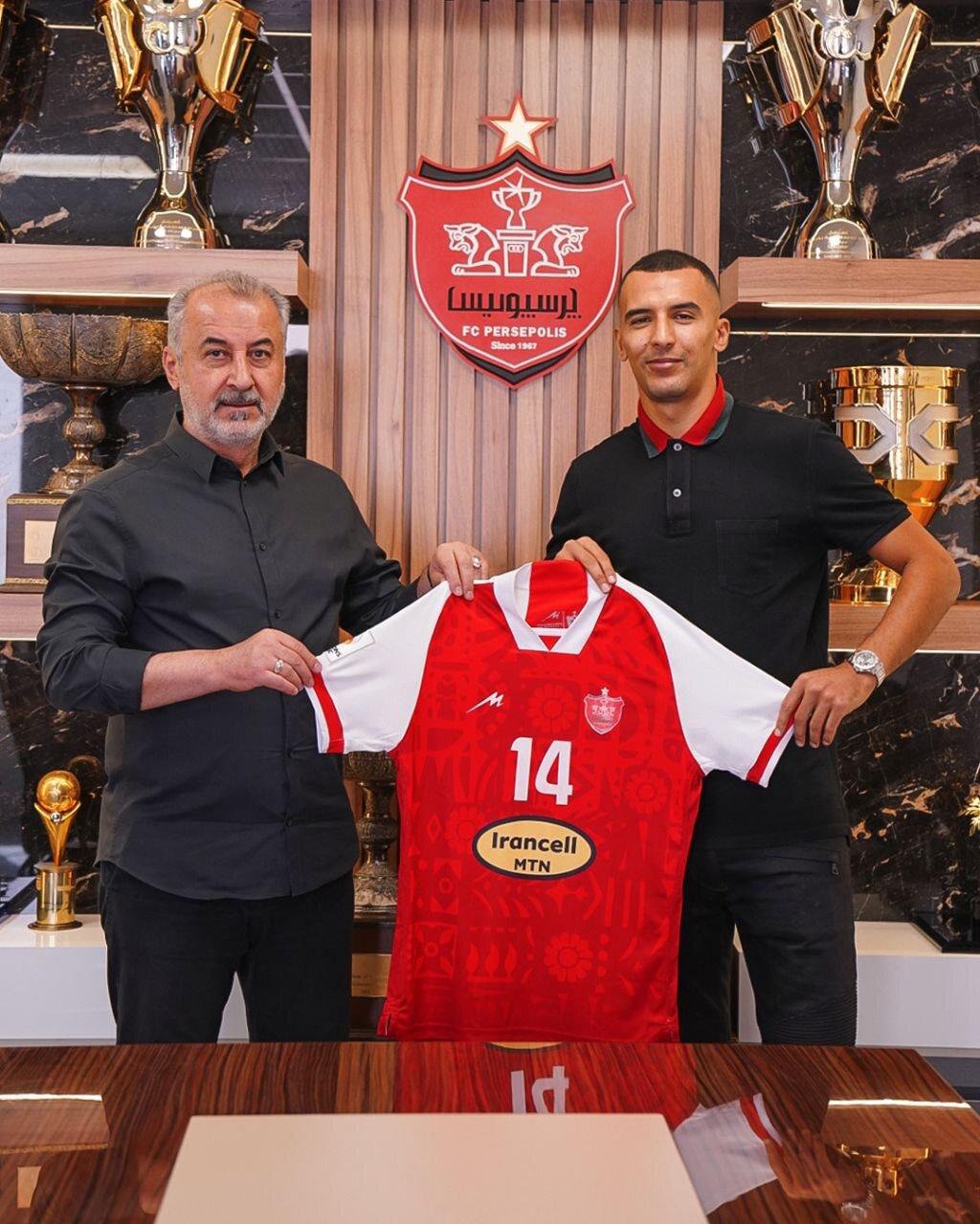 عکس‌| مهاجم سوئدی در لباس پرسپولیس