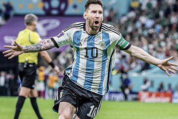 عکس| واکنش جالب مسی به پرتاب آب دهان از سوی مهاجم پاراگوئه