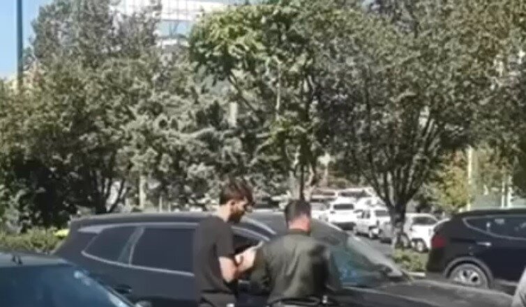 عکس‌| حمله سارق‌ها به بیرانوند وسط خیابان