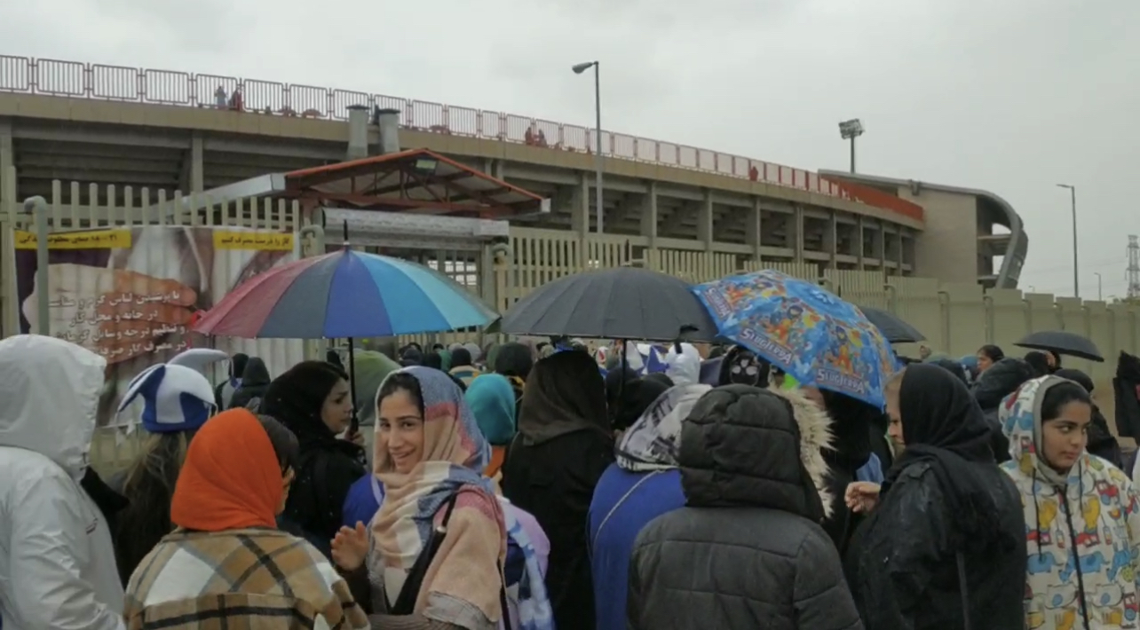 حضور هواداران زن زیر باران برای دیدن بازی استقلال و شمس آذر قزوین