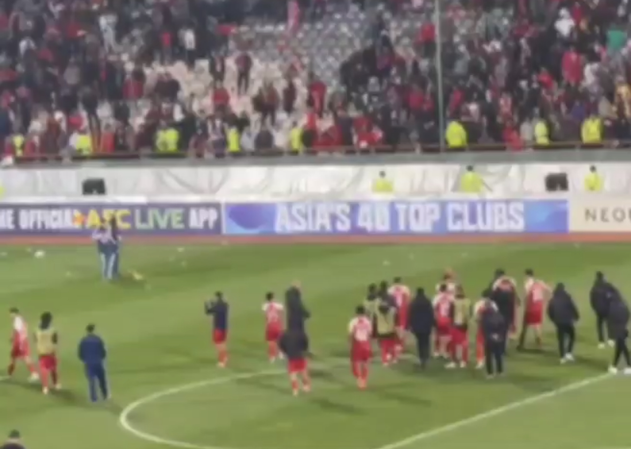 اعتراض شدید پرسپولیسی ها به بازیکنان و کادرفنی با پرتاب اشیا و شعار دادن!