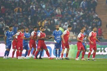 استقلال و پرسپولیس در یک روز بازی میکنند