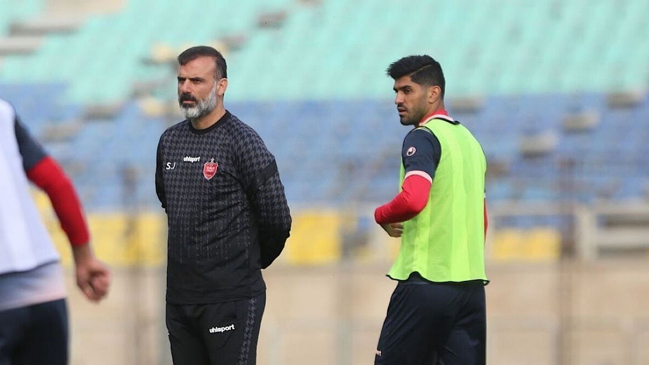 حسینی: مشکل قراردادم با پرسپولیس حل شد/ بازی به بازی پیش می‌رویم