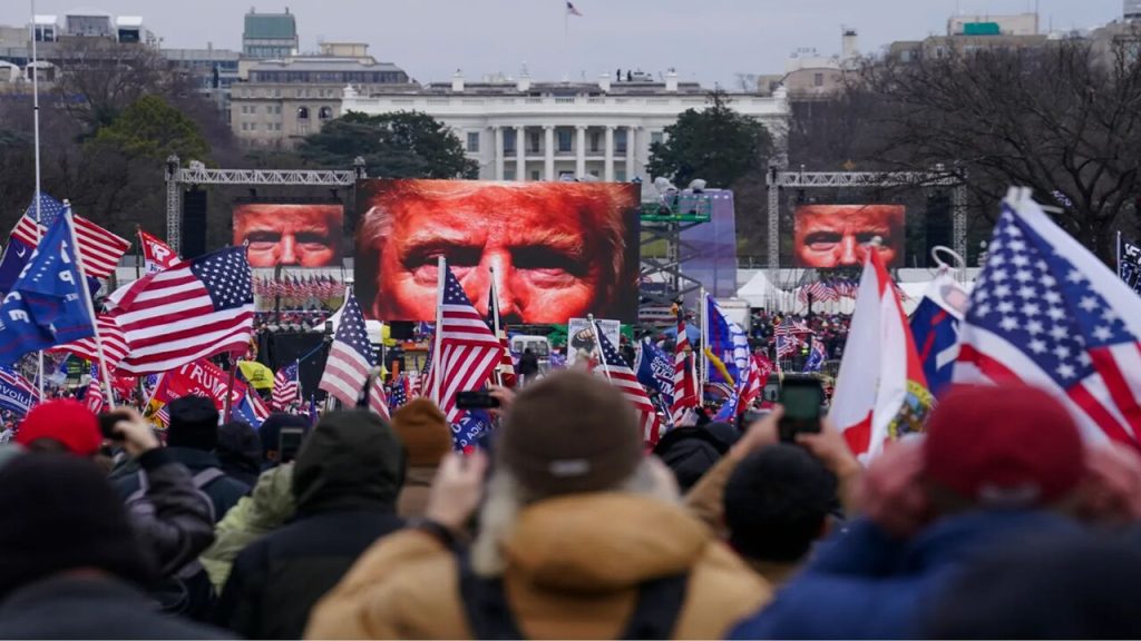 ترامپ، کسی که میتواند آمریکا را نابود کند