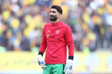 چهره ناراحت بیرانوند با دست مصدوم در تمرین پرسپولیس