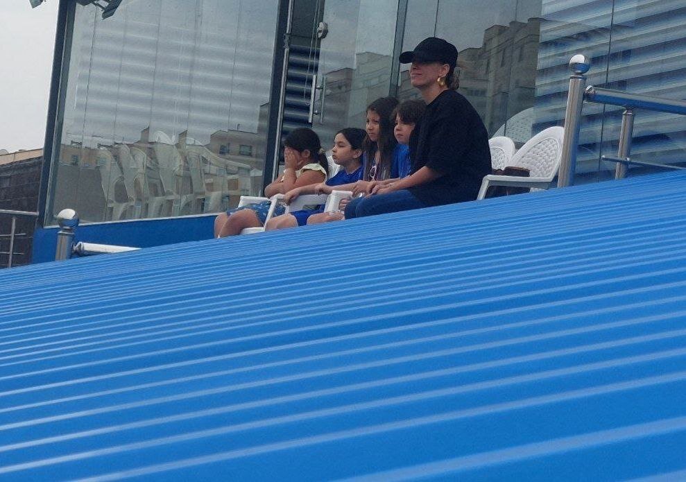 عکس‌| خانواده ستاره استقلال و دختر نکونام در تمرین آبی‌ها