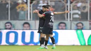 نساجی قائمشهر ۱ - ۲ پرسپولیس/ سرخپوشان ۱۰ نفره موقتا صدرنشین شدند