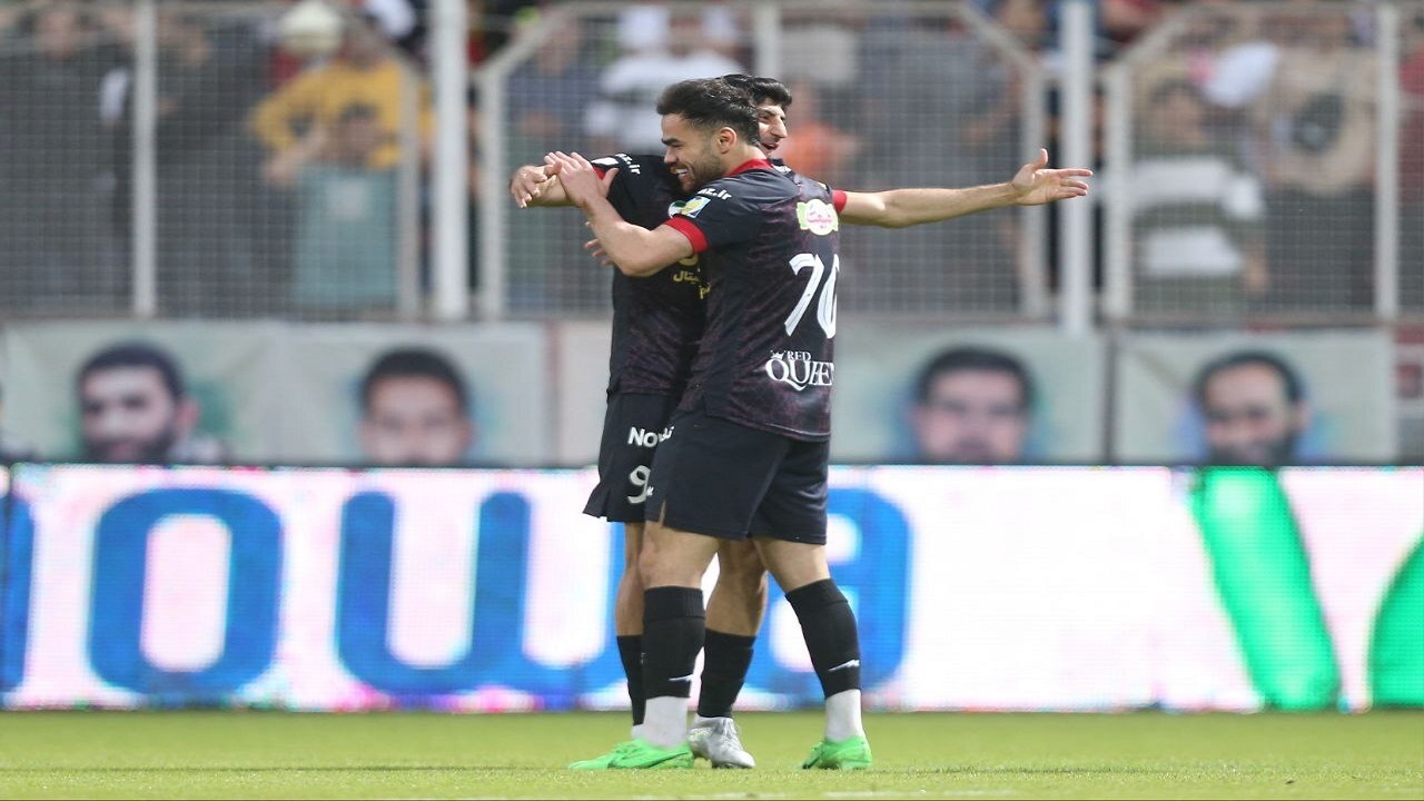 نساجی قائمشهر ۱ – ۲ پرسپولیس/ سرخپوشان ۱۰ نفره موقتا صدرنشین شدند