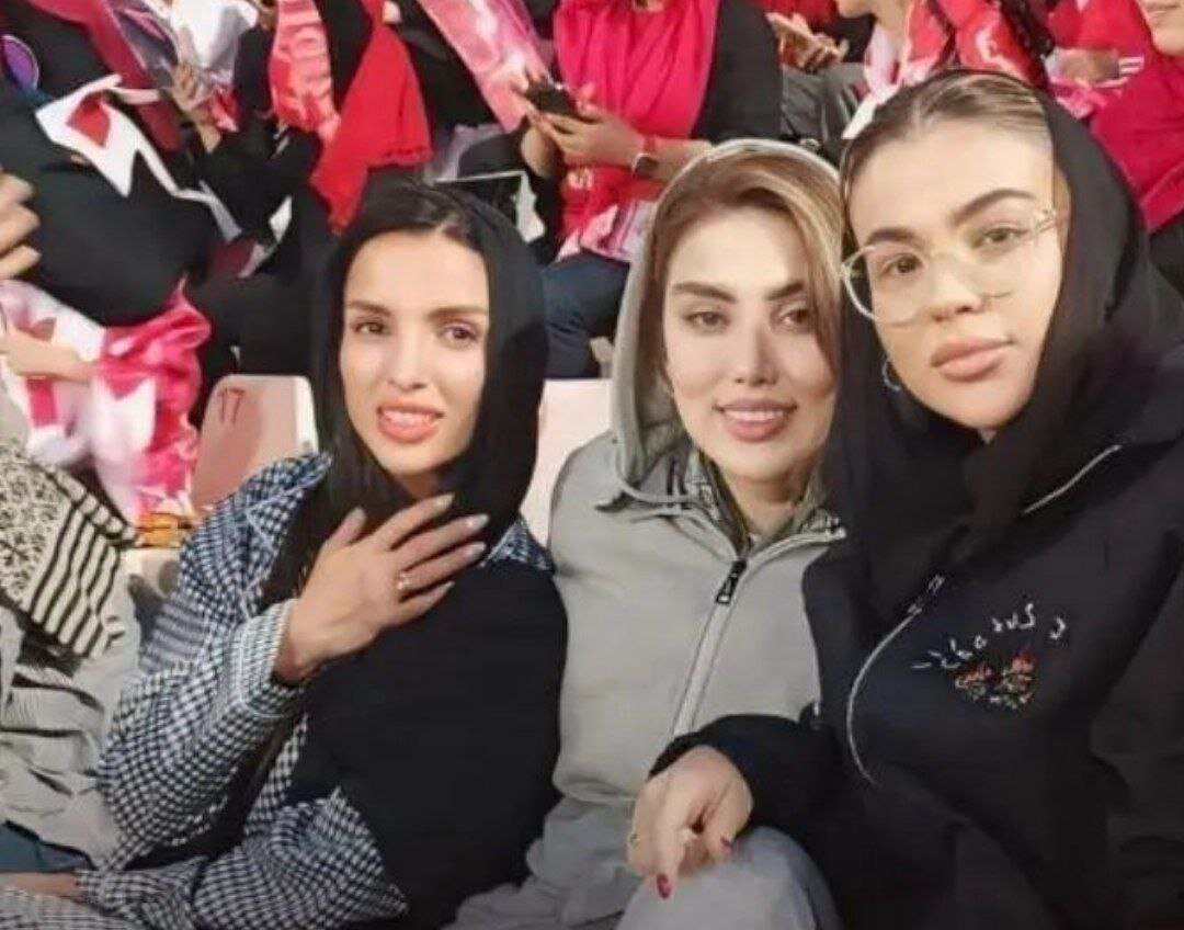 عکس‌| همسران ۳ بازیکن پرسپولیس در ورزشگاه آزادی