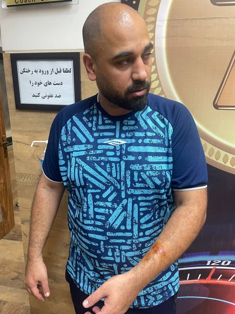 عکس| کتک خوردن سیاوش یزدانی و مترجم سپاهان از گل گهری‌ها