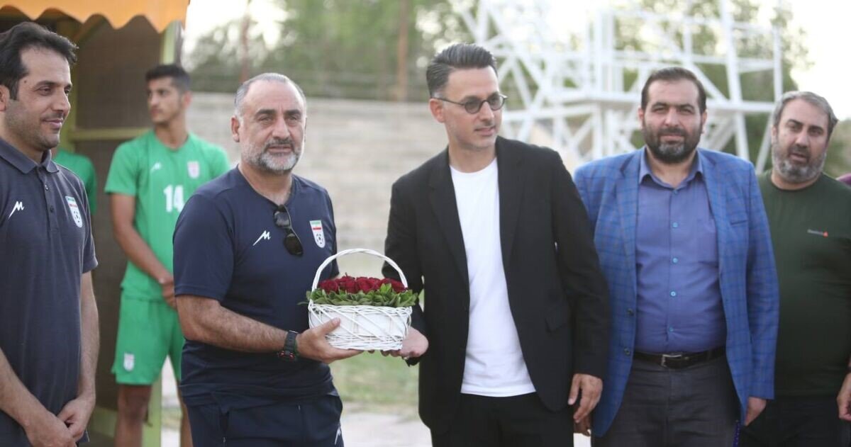 عکس| گل رز مجری تلویزیون برای مربی تیم‌ملی!