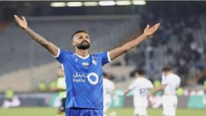 مدافع استقلال ۲ ساله تمدید کرد