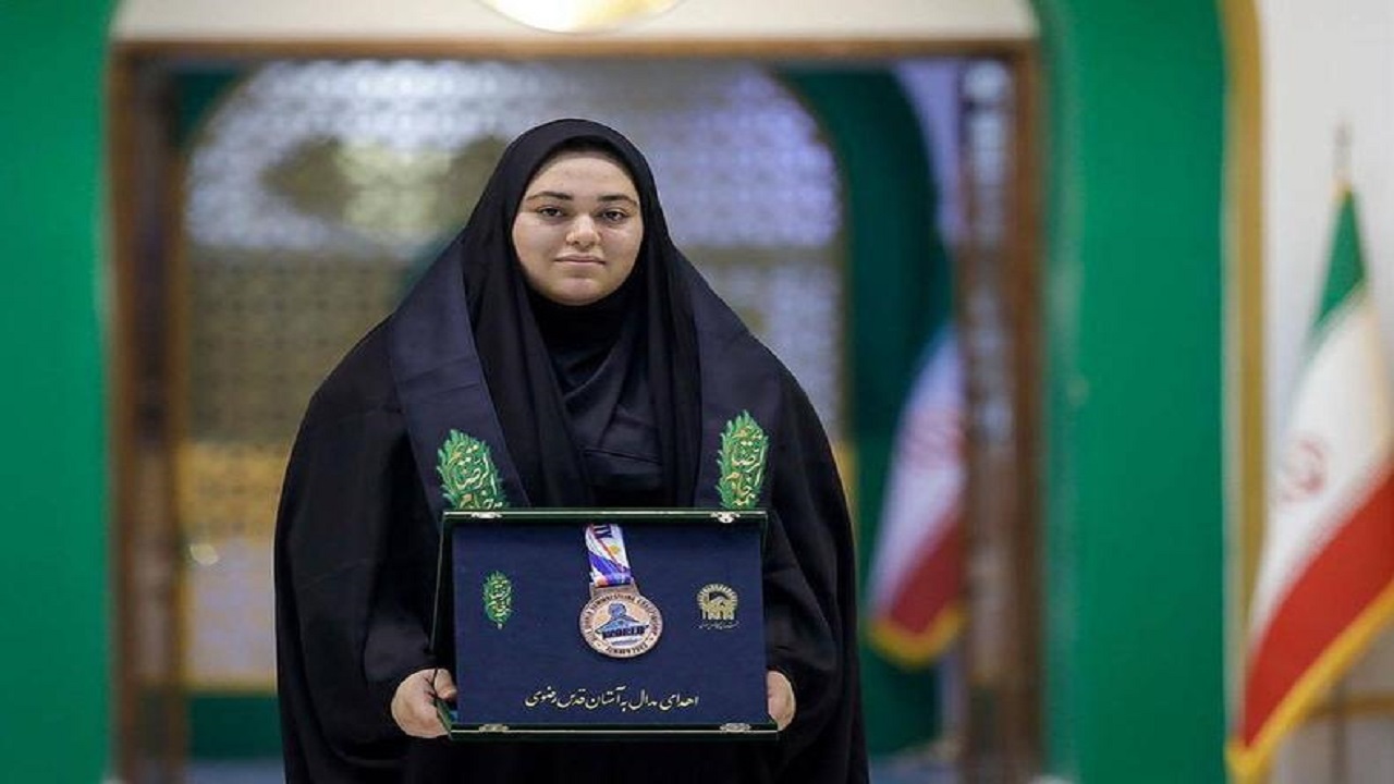 اهدای اولین نشان تاریخ مچ‌اندازی بانوان ایران در جهان به موزه حرم مطهر رضوی