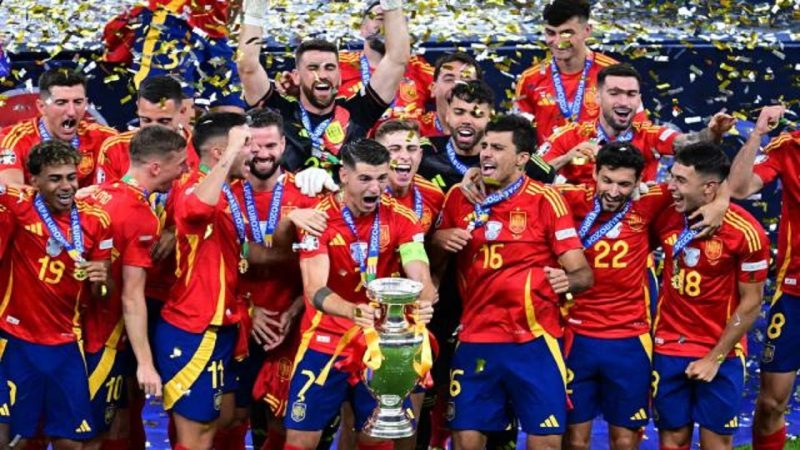 بالا بردن جام قهرمانی یورو ۲۰۲۴ توسط موراتا + فیلم