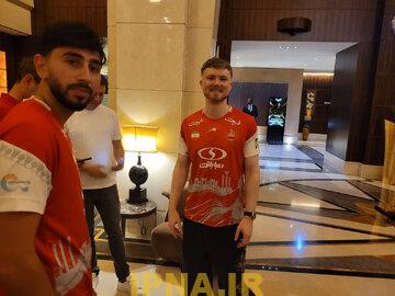 عکس| هم‌وطن ایمون زاید هوادار پر و پا قرص پرسپولیس در قطر!