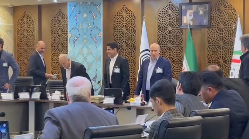 حضور مهدی تاج در انتخابات هیات فوتبال اصفهان