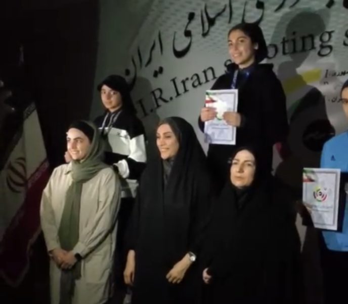 اهدای مدال نفرات برتر پنجمین مرحله مسابقات آزاد تفنگ بانوان و قطع برق هنگام توزیع مدالها!!!