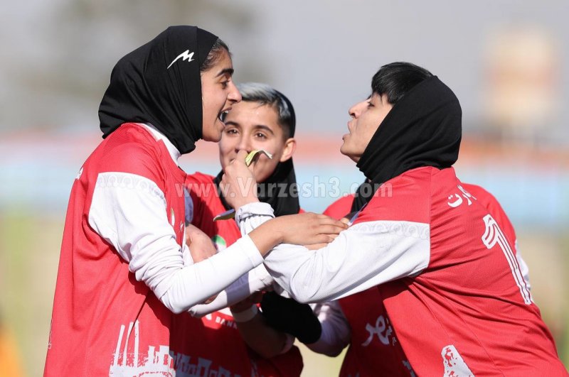 بازوبند کاپیتانی پرسپولیس اهدا شد!