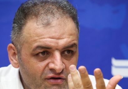 انوشیروانی: کوروش باقری پیشکسوت و استاد من است