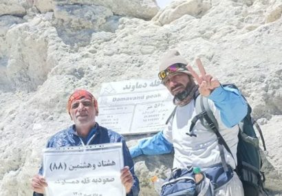 مرد ۷۰ ساله یزدی برای هشتاد و هشتمین بار قله دماوند را فتح کرد!”