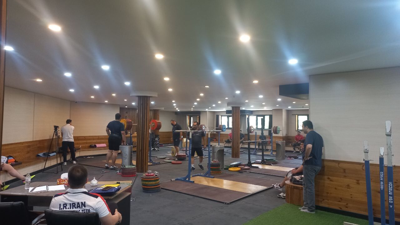 تمرین پرانرژی تیم ملی وزنه‌برداری ایران برای مسابقات جهانی ۲۰۲۵ نروژ