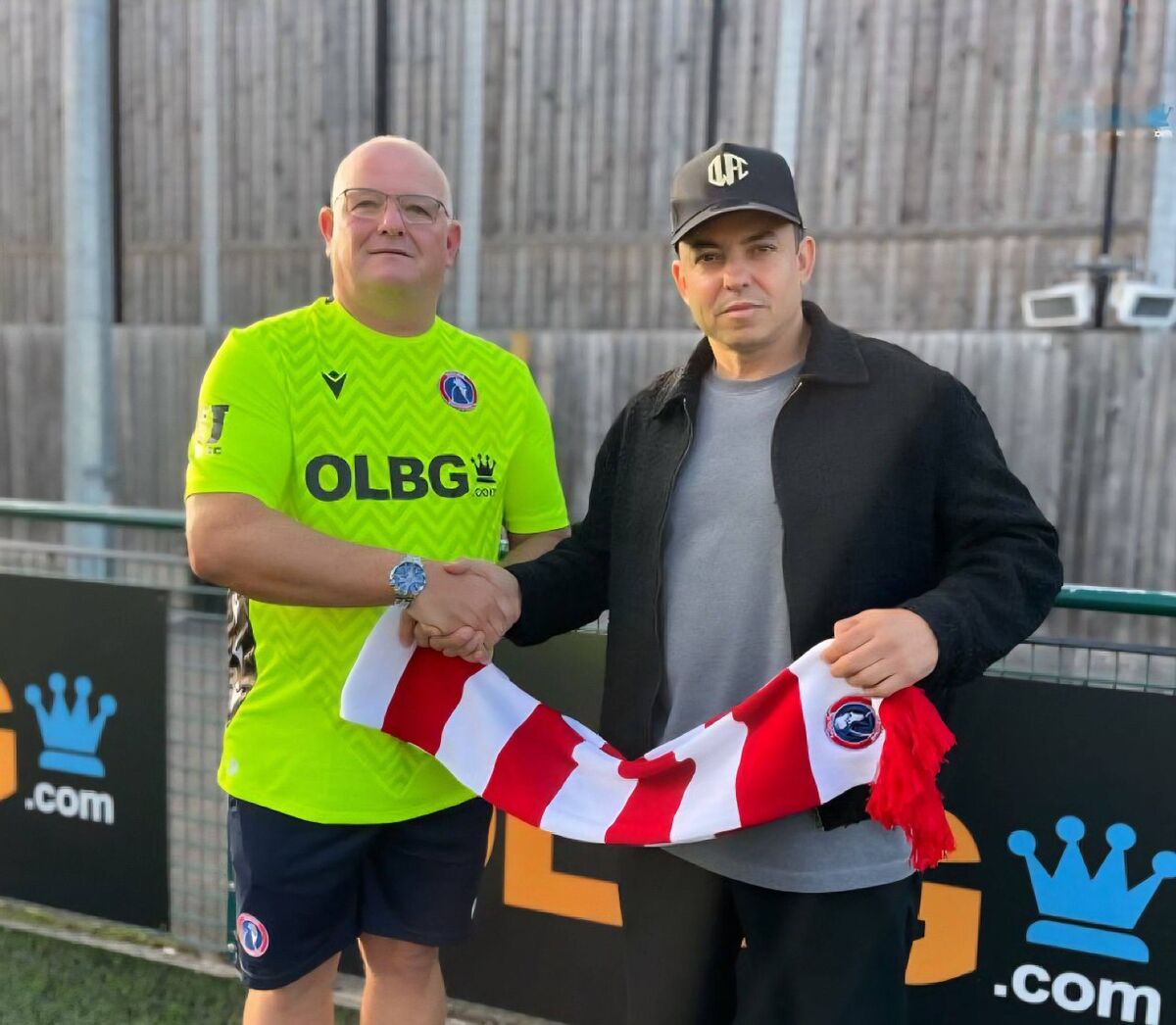 از سکو تا دروازه؛ هوادار ۵۴ ساله، دروازه‌بان تیم محبوبش شد!